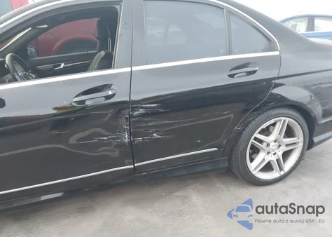 2013 Mercedes-Benz C 250 Sport z USA, uszkodzony, nr VIN WDDGF4HB5DG128991